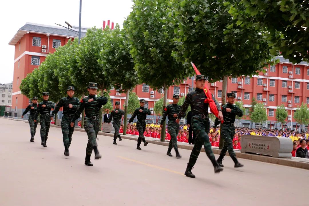 少林小龙武校举行“科技创新 引领未来”主题升国旗仪式