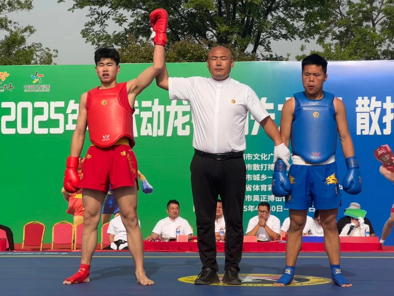 少林小龙武校竞训散打队 闪耀“武动龙都 功夫之王”散打搏击擂台赛