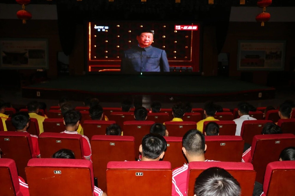 少林小龙武校师生共同观看中国人民抗日战争胜利80周年纪念大会