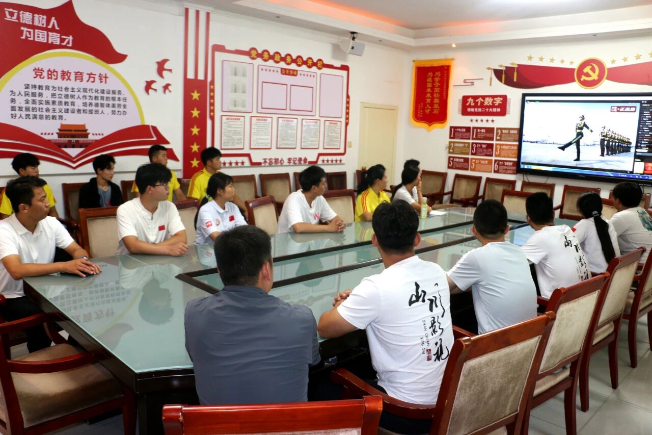 少林小龙武校师生共同观看中国人民抗日战争胜利80周年纪念大会