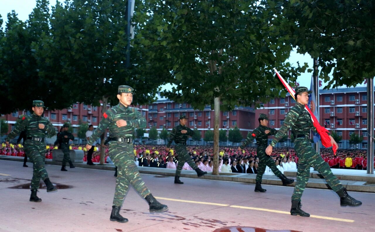 少林小龙武校举行“致敬教师节”主题升旗仪式