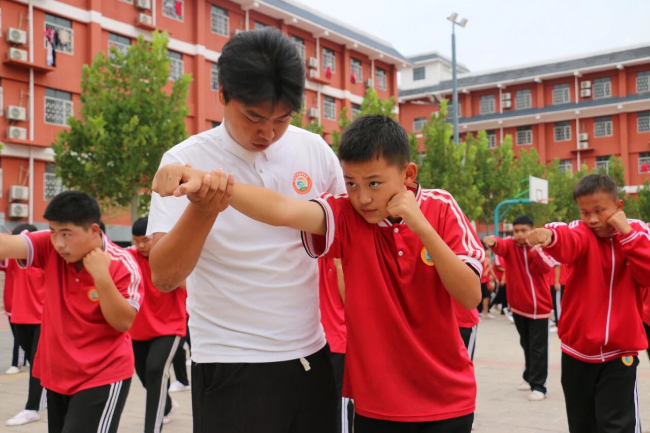 少林小龙武校全托散打二部教练王重：教“拳脚”更教做人