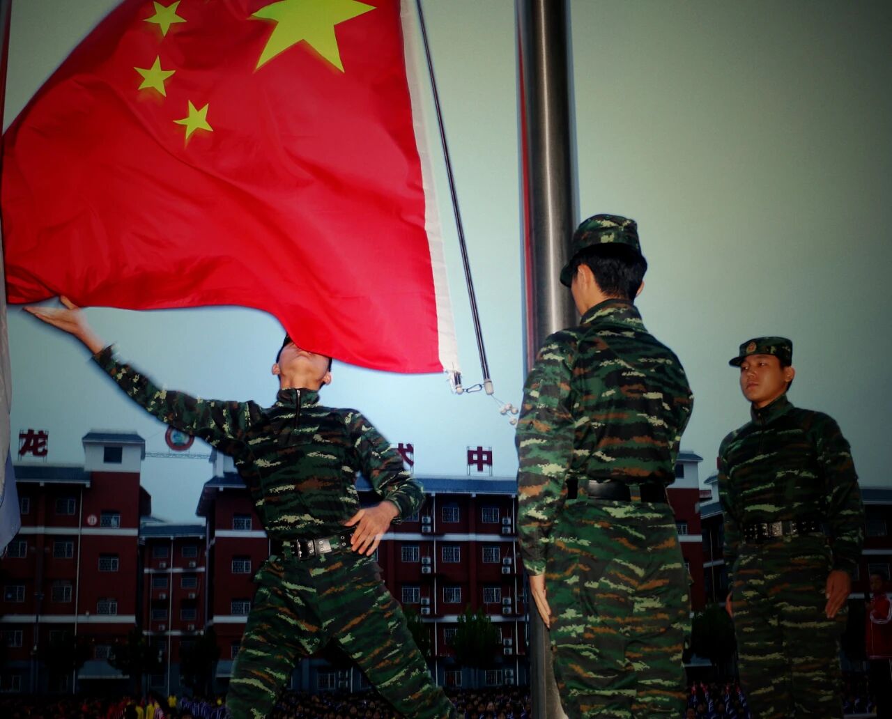 河南少林小龙武校举行“科学创新，点亮未来”主题升旗仪式