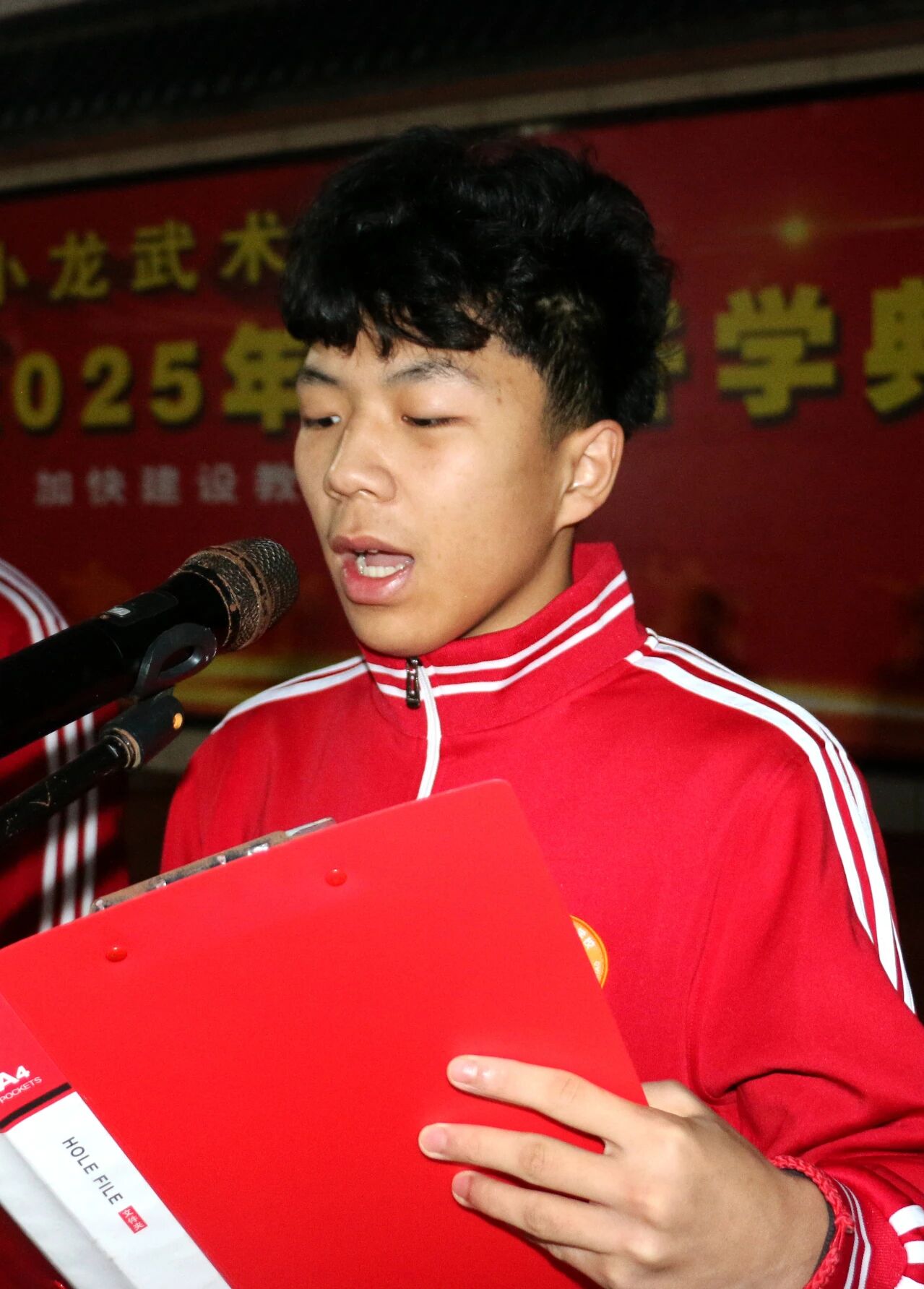 河南少林小龙武校举行“科学创新，点亮未来”主题升旗仪式