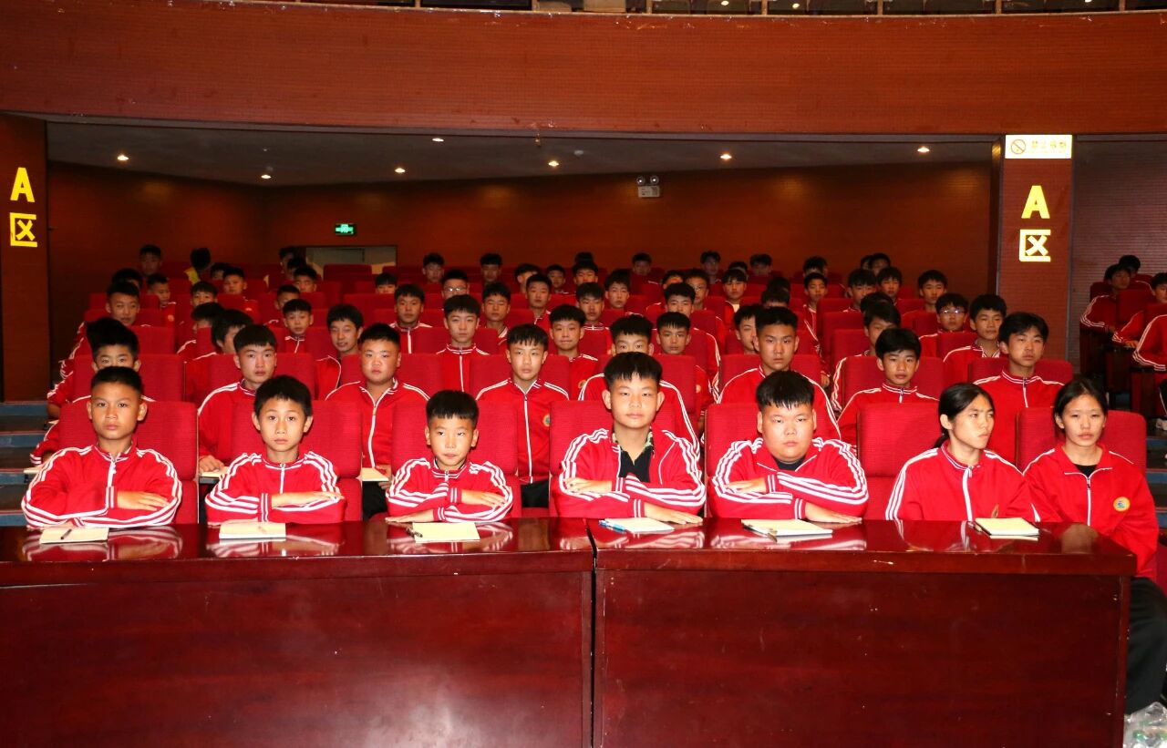 少林小龙武校召开2025年度班干部培训会议 以“十要十不要”筑牢班长职责根基