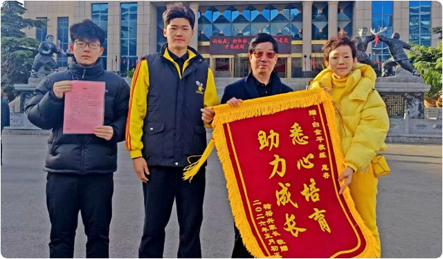 少林小龙武校影视艺术部教练获赠锦旗,见证成长与信赖