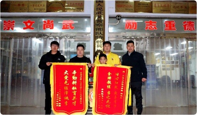 锦旗致谢显真情 少林小龙武校一月蜕变见初心